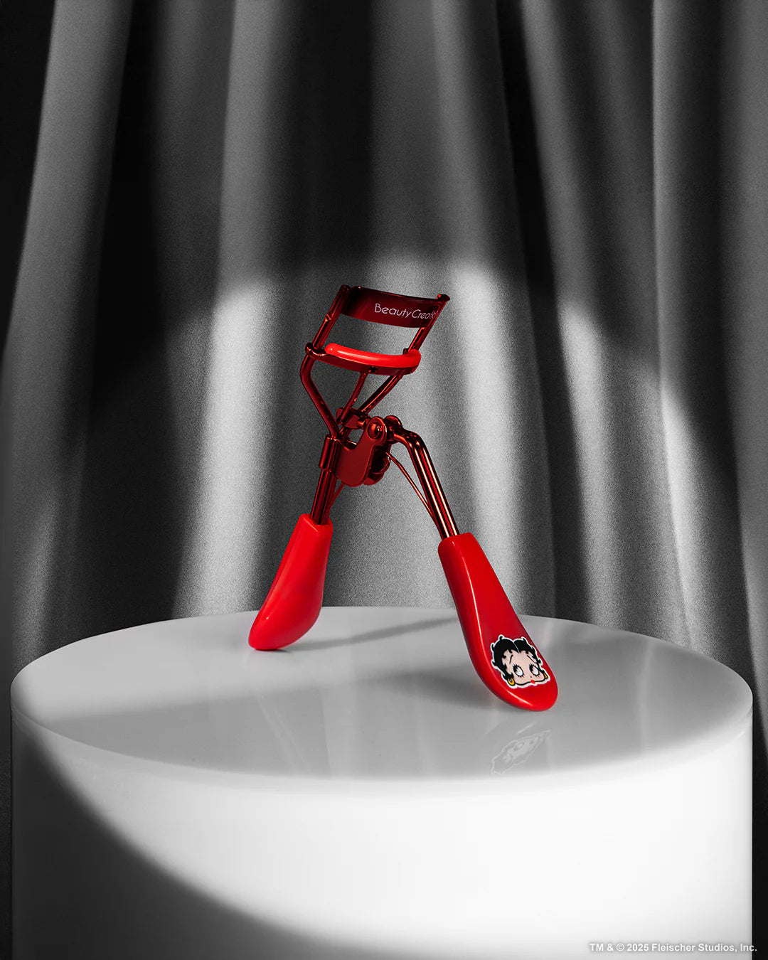 Betty Boop “ A wink & a giggle” lash curler