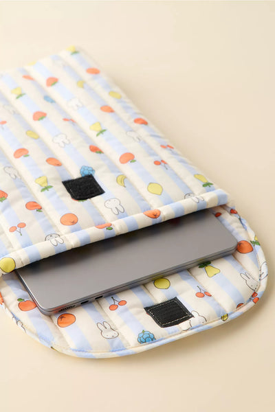 PREVENTA - BAGGU & Miffy UO Exclusive Puffy 16” Recycled Laptop Sleeve - Picnic