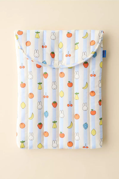 PREVENTA - BAGGU & Miffy UO Exclusive Puffy 16” Recycled Laptop Sleeve - Picnic