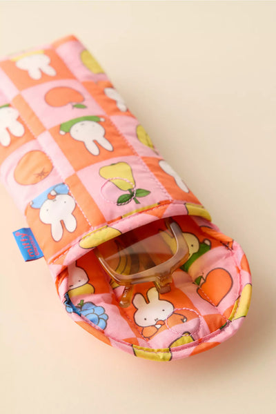 PREVENTA - BAGGU & Miffy UO Exclusive Puffy Glasses Sleeve - Fruit