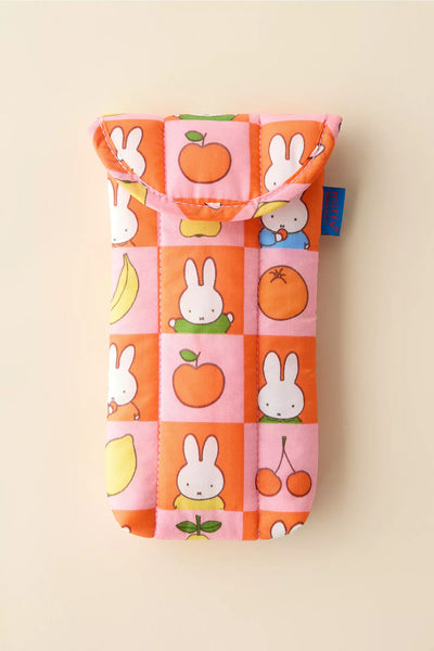 PREVENTA - BAGGU & Miffy UO Exclusive Puffy Glasses Sleeve - Fruit