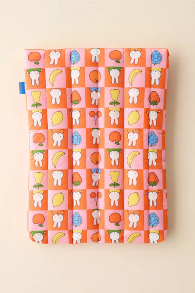 PREVENTA - BAGGU & Miffy UO Exclusive Puffy 16” Recycled Laptop Sleeve - Fruit