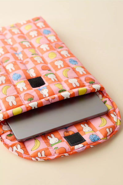 PREVENTA - BAGGU & Miffy UO Exclusive Puffy 16” Recycled Laptop Sleeve - Fruit