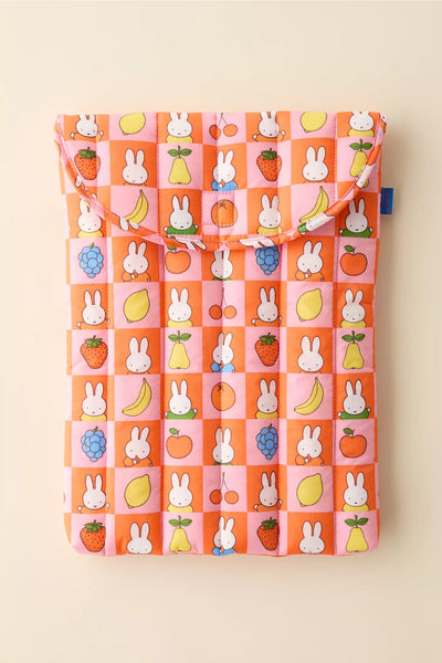 PREVENTA - BAGGU & Miffy UO Exclusive Puffy 16” Recycled Laptop Sleeve - Fruit